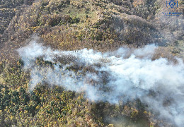 Вогняне пекло в Буковинських Карпатах: рятувальники показали відео гасіння наймасштабнішої пожежі останнього часу