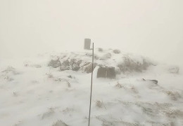 На горі Попіван Чорногірський в Карпатах справжня зима зі снігом та заметіллю