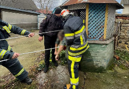 Буковинські рятувальники врятували від смерті чоловіка, який впав у 20-метровий колодязь