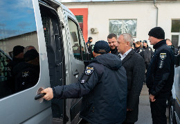 Німецьке місто-побратим Чернівців Дюссельдорф подарував три сучасних мікроавтобуси для патрульної поліції Буковини
