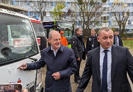 Мер Хотина у Лейпцигу зустрівся з канцлером ФРН Шольцем і отримав вісім авто для потреби громади
