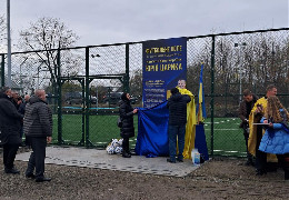 У рідному селі полеглого Героя Юрія Царика його батьки облаштували за власні кошти футбольний майданчик зі штучним покриттям