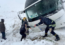 В Україні лютує негода: тисячі населених пунктів без світла, снігові замети сягають півтора метри, на дороги виїхали БТРи