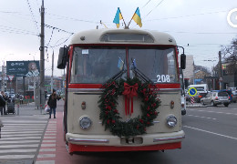 Вулицями Чернівців курсуватиме історичний різдвяний тролейбус