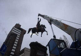 У Києві демонтували один із найвідоміших радянських символів пам'ятник Миколі Щорсу