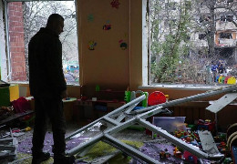Рашисти атакували Київ балістичними ракетами: постражлали 53 людини, через падіння уламків загорілися будинки, влучення у дитячий садок