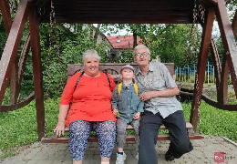 Неймовірна історія переселенців з Донеччини: нині вони волонтерять у Сторожинці на Буковині, а сини служать у ЗСУ