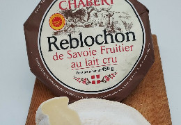 Небезпечний сир зі стафілококом завезли в Україну з Франції: що з ним буде далі