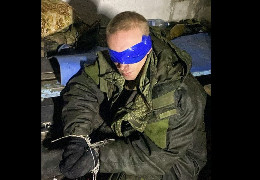 Українські захисники з Буковини показали росіянина, якого взяли на фронті в полон