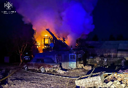 У селі Давидівка на Сторожинеччині згорів житловий будинок. Пожежу гасили рятувальники з трьох сіл