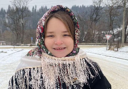 Семирічна учениця з Путильщини Іринка Мороз відрізала свої коси, а виручені кошти пожертвувала на купівлю авто для воїнів-земляків