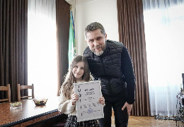 Маленька чернівчанка Дарія Дужич купила на наколядовані гроші дрон і отримала подяку від обласної ради