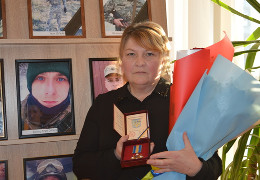 У Новоселиці мамі загиблого на війні Віктора Григорчука вручили орден "За мужність ІІІ ступеня", яким її сина-героя нагородили посмертно