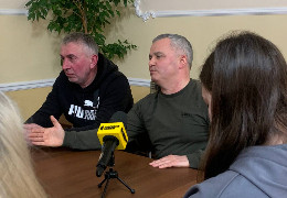 Заступник голови Чернівецької ОВА Домніцак зустрівся з родичами військових 92-го батальйону ТРО і намагався їх заспокоїти - МБ