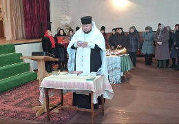 У громаді на Кельменеччині після переходу до ПЦУ віряни не можуть увійти в храм: досі моляться у сільському клубі