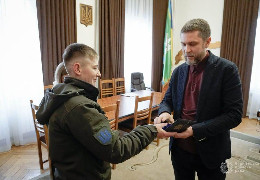 Відважній захисниці Павліні Николаєвич, яка стала відома у 2022 році на всю Україну, вручили нагрудний знак «Почесний громадянин Буковини»