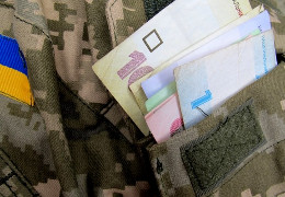 Зеленський розпорядився збільшити зарплату військовим на "нулі" до 200 тисяч грн на місяць