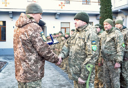 Чернівецький військком Потяков вручив 16 військовослужбовцям відзнаки Міноборони України – медалі «За поранення»
