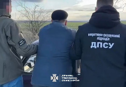 Прикордонники показали, як на Буковині затримували діда, який за 5000 доларів хотів полями перевезти ухилянта до Молдови