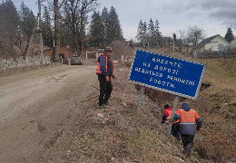 На Вижниччині влада звітує, що на гірських дорогах почали ремонтувати самі розбиті ділянки та відновлювати гравійне прокриття