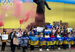 На Центральній площі Чернівців рідні військовополонених та зниклих безвісти влаштували мирну акцію "Полон вбиває"