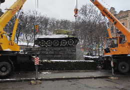 Рівно два роки тому з постаменту у Чернівцях демонтували радянський танк - фотозгадка