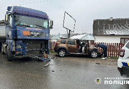 У Берегометі дві аварії з потерпілими: 61-річна водійка на «Renault» зіштовхнулася з фурою, а водій на Volkswagen врізався в бетонну конструкцію