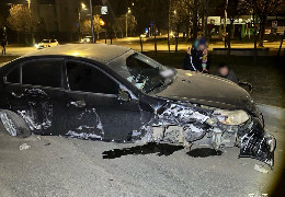 У Чернівцях водій Chevrolet напідпитку збив вуличний ліхтар та дорожній знак. Судячи по фото швидкість була шаленою