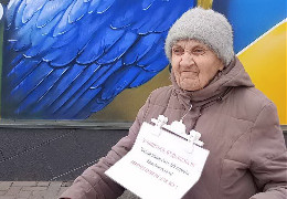 Таку націю не здолати: 86-річна бабуся в обстріляних рашистами Сумах, щодня у центрі міста збирає гроші на ЗСУ, читаючи вірші Ліни Костенко