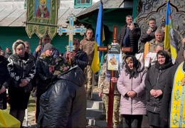 Полеглого військового в селі на Буковині відспівували на подвір'ї церкви: громада організовує збори щодо переходу до ПЦУ