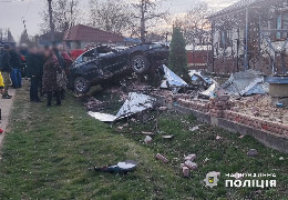 У Дністровському районі п’яний водій на шаленій швидкості зніс цегляний паркан і ледь не врязався у будинок. Четверо постраждалих