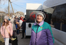 Хто з дітьми, хто з онуками... Як мешканців Сумщини евакуюють у Чернівці