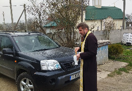 Церковна громада на Буковині передала чергове авто воїну на фронт
