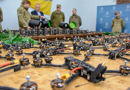 Більше дронів, менше наших втрат: у Чернівецькій міській раді передали квадрокоптери військовим
