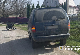 У селі на Буковині автівка зіткнулася з мотоциклом: неповнолітній мотоцикліст потрапив до лікарні