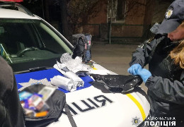 На Буковині поліцейські затримали «наркодилера» та вилучили в нього наркотиків на понад мільйон гривень