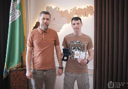 Запеклі бої, вихід із "Азовсталі" та 13 місяців полону: військовому Володимиру Мазорчуку вручили відзнаку "За заслуги перед Буковиною"