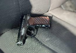 У Чернівцях на Головній затримали водія-підлітка, який погрожував людям пістолетом. Виявилося, що він не має і водійських прав