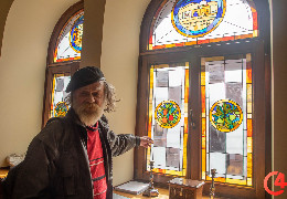 Художник Анатолій Федірко завершив роботу над вітражами для головної синагоги Буковини. Як це виглядає?