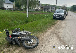 У селі під Чернівцями підлітки на мотоциклі потрапили в ДТП. Двоє травмованих