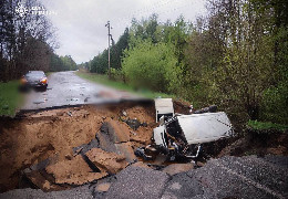 На Київщині мікроавтобус з людьми провалився під землю. Двоє загиблих, семеро травмованих (фото)
