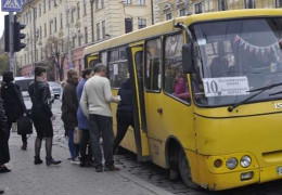 Автобус №10 у Чернівцях, який їде через мікрорайон "Калічанка", експериментально продовжили до вулиці Лукіяновича