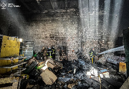 У Чернівцях горів склад:  вогонь пошкодив приміщення та частково знищив торгове обладнання
