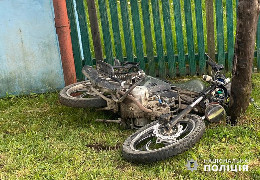 Жахлива смерть: на Буковині на смерть розбився мотоцикліст, влетівши на повній швидкості в опору