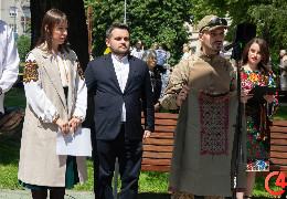 У День вишиванки в Чернівцях представили вишиту сорочку «Бойова дронівка» (фото)