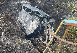 У Дністровському районі у кюветі згорів автомобіль, а під Чернівцям сталася смертельна аварія