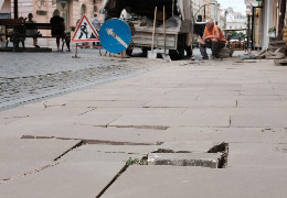 На пішохідній вулиці Кобилянської у Чернівцях нарешті замінять браковану плитку