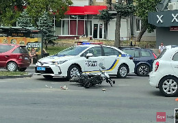 Водійка з Києва збила мотоцикліста на Проспекті Незалежності у Чернівцях, а у селі Довжок нічого не залишилося від "Audi", яка врізалася у фуру