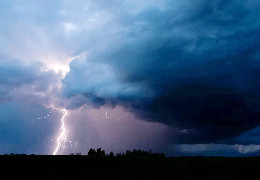 На Буковині оголосили штормове попередження. Очікують грозу та шквали