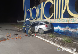 17-річний підліток на легковику врізався у бетонну стелу на вʼїзді у Новодністровськ. Від удару загинув на місці